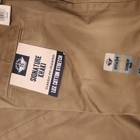 DOCKERS - SIGNATURE KHAKI - MENS  CLASSIC FIT PLEATED 40 x 34 - Picture 3 of 5